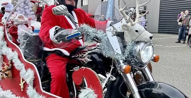 photo  à la parade des pères noël, les motos aussi peuvent être costumées !  &copy;  dr 
