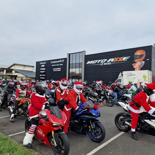 photo en 2024, la parade des pères noël a réuni environ cinq cents participants, au départ de ruaudin (sarthe).  ©  dr