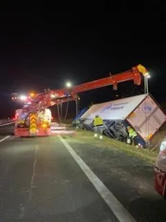 photo  un poids lourd transportant des fruits et légumes s’est couché sur l’autoroute en maine-et-loire, dans la nuit de mercredi.  &copy;  document remis 