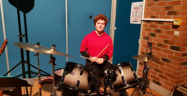 photo  entre batterie, guitare et chant, jeanne, 16 ans, enchante le public au sein de la chorale de si de la.   &copy;  le maine libre 