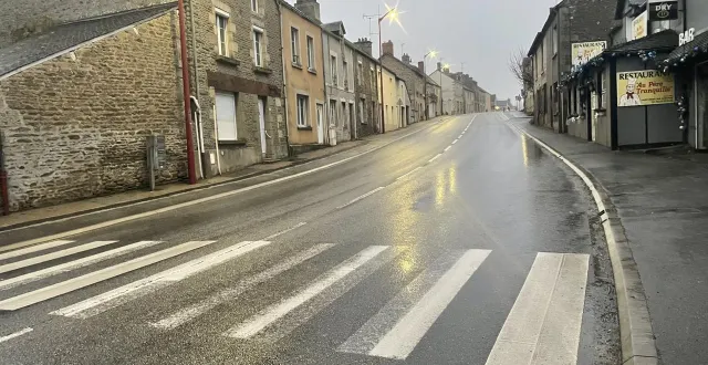 photo  l’accident s’est produit dans le centre de saint-denis-sur-sarthon à la hauteur du passage protégé qui se trouve à proximité du restaurant au père tranquille.  &copy;  ouest-france 
