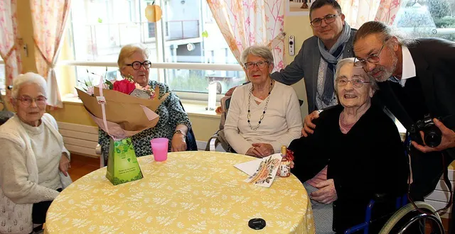 photo  paulette coudonneau, à droite au premier plan, fêtée par sa famille et félicitée par pierre ouvrard, maire de mayet.  &copy;  le maine libre 