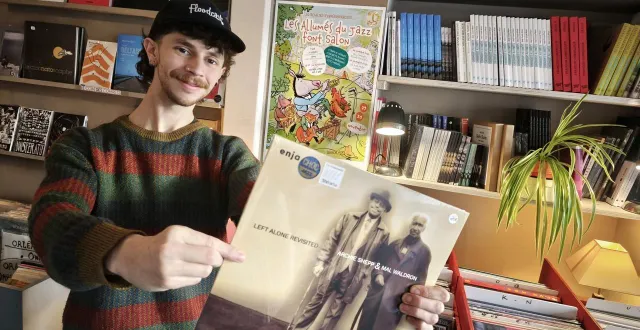 photo  vincent tallé, le nouveau disquaire des allumés du jazz, au mans, rue de la galère, et cheville ouvrière du salon. ici avec son coup de cœur du moment, le dernier disque d’archie shepp, légendaire saxophoniste qui fit les grandes heures du festival europajazz.  &copy;  ouest-france 