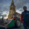 photo saint-georges-du-bois, vendredi 21 novembre 2025. tom larquet paradera au volant de son massey ferguson de 1978, illuminé, et décoré aux couleurs de noël.