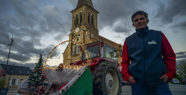 photo  saint-georges-du-bois, vendredi 21 novembre 2025. tom larquet paradera au volant de son massey ferguson de 1978, illuminé, et décoré aux couleurs de noël.  &copy;  le maine libre - denis lambert 