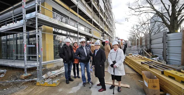 photo  huguette (adroite), résidente du foyer logement jean-duchesne, accompagnée de son fils, a visité l’appartement témoin de la future résidence en construction.  &copy;  ouest-france 