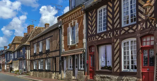 photo  avec ses maisons à colombage croisé, beuvron-en-auge a un air de carte postale. il fait partie des « plus beaux villages de france ».  &copy;  getty images/istockphoto 