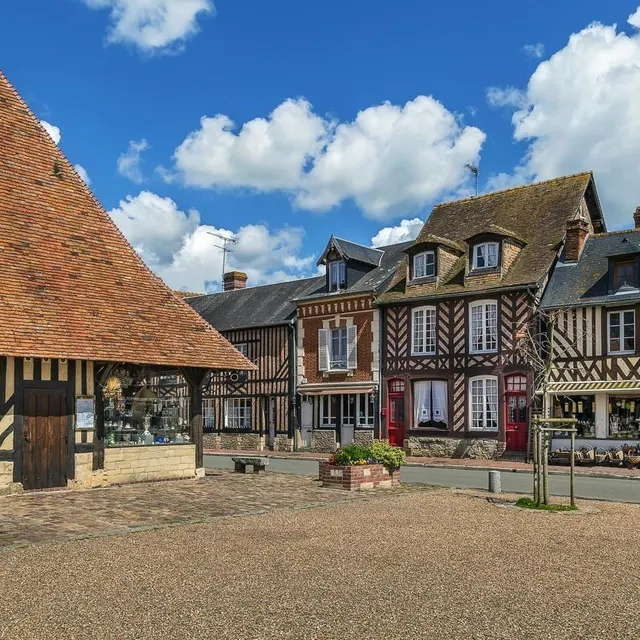 photo les halles de beuvron-en-auge.  ©  istock - borisb17