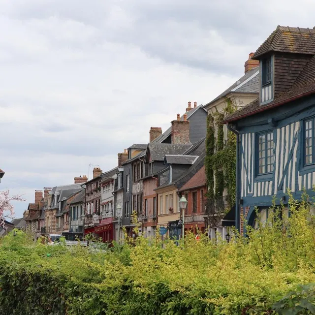 photo l’architecture de beaumont-en-auge est riche et pittoresque : maisons à colombages typiques du pays d'auge habillent le village.  ©  archives ouest-france