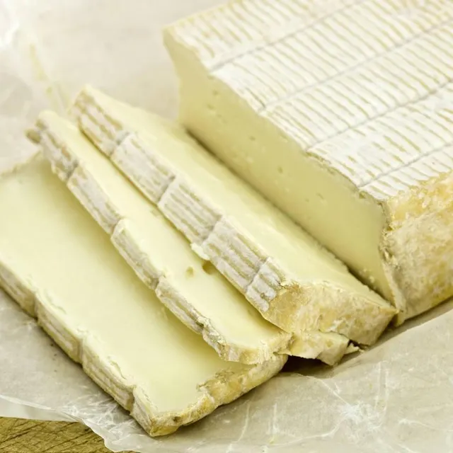 photo le pont-l’évêque est un fromage à pâte molle, de forme carrée de 10,5 à 11,5 cm de côté, fabriqué avec du lait de vache fermier. il faut environ trois litres de lait pour fabriquer un seul fromage.  ©  getty images/istockphoto