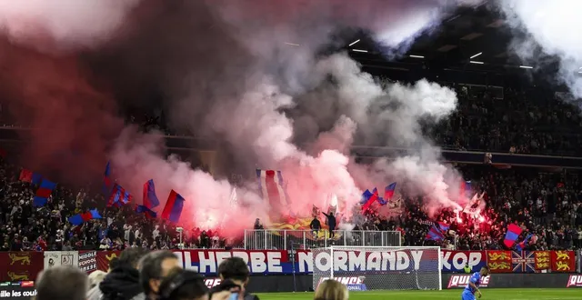 photo  l’ambiance dans le kop du sm caen, lors du derby face au fc rouen le 21 octobre 2025.  &copy;  charles bury / ouest-france 