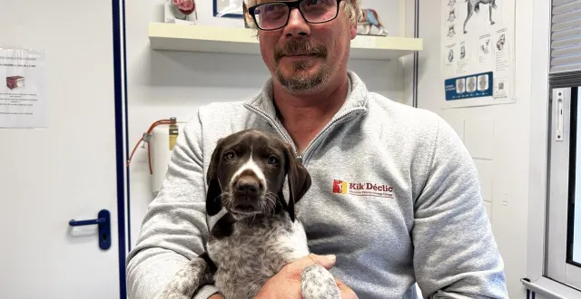 photo  guillaume ganivet, responsable de la fourrière kik’déclic depuis treize ans, et aphrodite, une des dix chiots qu’il a sauvés d’une mort certaine.  &copy;  ouest-france 