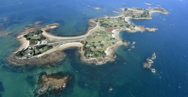 photo  l’île callot à carantec (finistère), vue du ciel. il est possible de louer le gîte situé dans l’ancienne école de ce petit bout de terre.  &copy;  ouest-france 