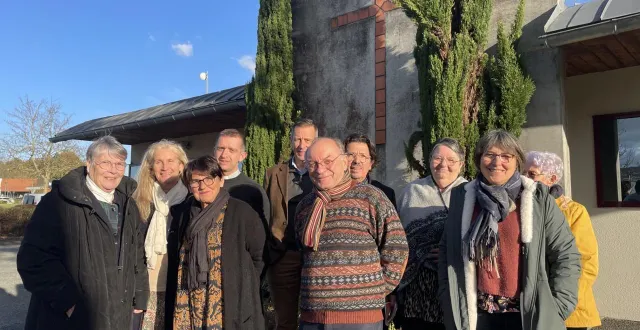 photo  des bénévoles de saint vincent de paul de segré, de la paroisse saint rené et du secours catholique œuvrent pour ce réveillon solidaire.  &copy;  co - lucas jariais 