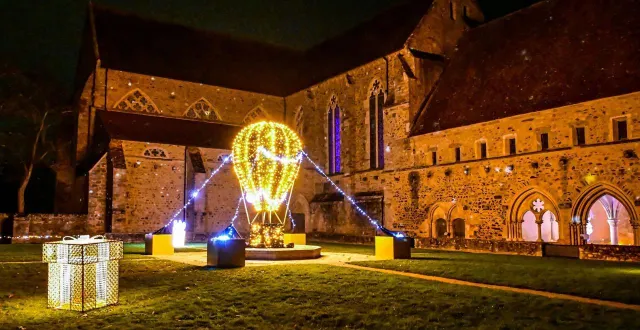 photo  la montgolfière au milieu du cloître, une nouveauté de cette année.  &copy;  le maine libre - yvon loué 