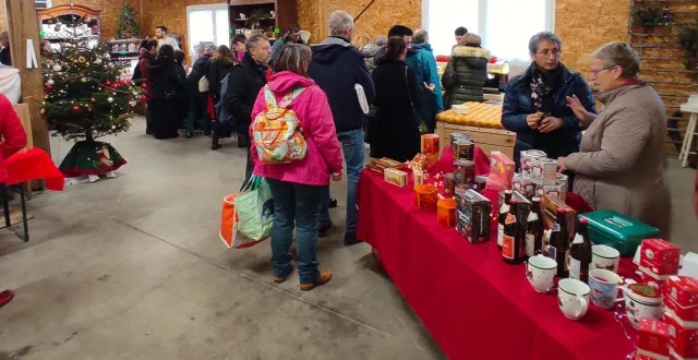 photo  rencontres, échanges et bons produits locaux font de ce marché, un lieu toujours très apprécié des visiteurs.  &copy;  ouest-france 