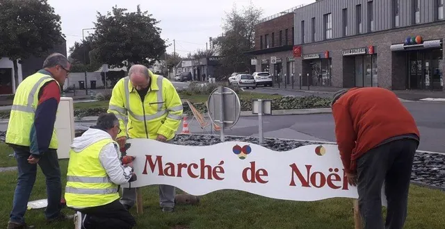 photo  aux différents giratoires de la ville des banderoles, des rennes avec un traîneau et un chalet de noël ont été conçus et installés par les bénévoles.  &copy;  ouest-france 