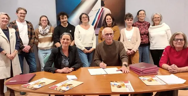 photo  la signature d’une charte collaborative entre la ville et l’éducation nationale, représentées par yves colliot, emmanuelle droual et sandrine bodin, aux côtés des atsem, des directeurs, des enseignants des écoles de beaucouzé, et de gaël souffois, coordinateur des temps périscolaires, de l’enfance et de la jeunesse.  &copy;  ouest-france 