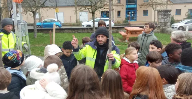 photo  maxime gibory explique les différentes étapes de la plantation aux élèves de la classe de cm2.  &copy;  ouest-france 