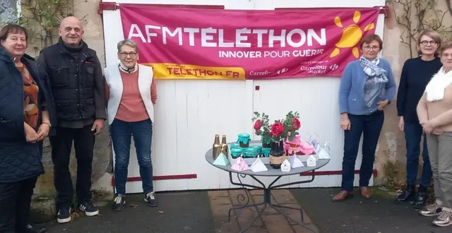 photo  maryvonne coupard (au centre à gauche) entourée de son équipe de bénévoles confectionne depuis quelques semaines des objets de décorations et des confitures qui seront vendus au profit du téléthon, sur le marché, samedi 6 décembre. chaque année, accompagnée de sa petite fille agathe, atteinte d’une maladie rare, maryvonne défend la cause pour financer la recherche.  &copy;  ouest-france. 