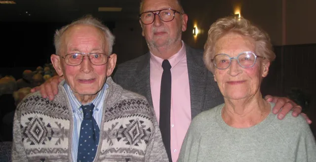 photo  les doyens du village, presque  centenaires, avec le maire,  gérard rosé.  &copy;  ouest-france 
