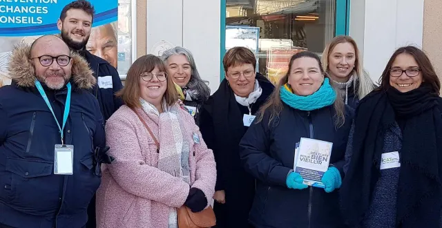 photo  à gauche, thierry magrez et les partenaires de cdc vba sur le marché, samedi.  &copy;  ouest-france 