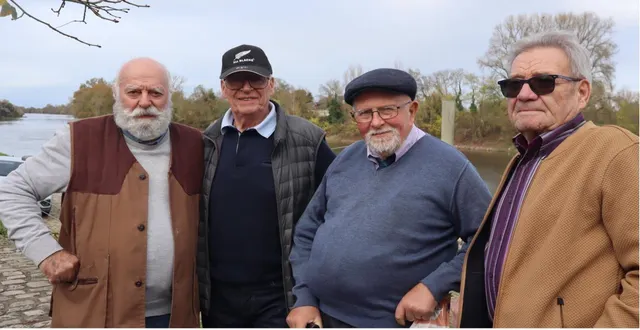 photo  claude guérineau, albert jacquot, michel naud (de chalonnes) et guy ondet. « dans la manchotière, un petit égaré reconnaît ses parents au milieu de 60 000 manchots. nous, on est pareil. »  &copy;  co 