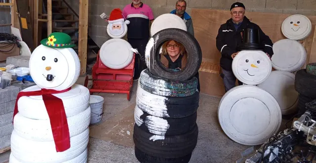 photo  les bénévoles du comité des fêtes en plein de travail de confection de nouvelles décorations pour noël.  &copy;  co. 