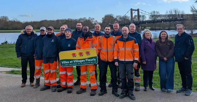 photo  dominique bertran, philippe humeau, florian ménard et betty roussel, chargée de communication entourent les personnels des services techniques de la commune de bouchemaine.  &copy;  co 
