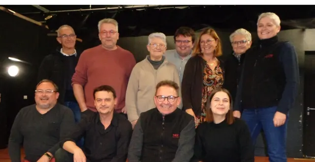 photo  la troupe des anti-sérieux avec rémy leridon, président de l’association france adot 49 (en haut à gauche).  &copy;  co 