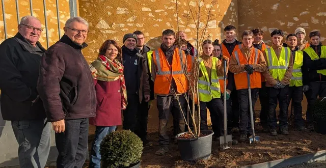 photo  plusieurs élèves du lycée agricole ont végétalisél’entrée principale du cimetière avec des lilas et des plantes vivaces.  &copy;  ouest-france 