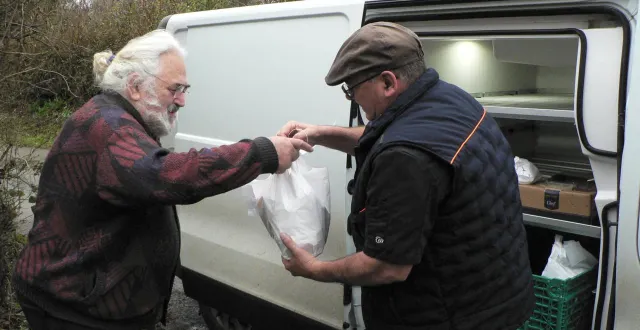 photo  « ces livraisons étaient importants surtout pour les personnes âgées des villages. le camion ne passera plus et cela nous fragilisera encore plus », regrette yves, 80 ans de thoiré-sous-contensor qui offre un cadeau de départ à didier lallier.  &copy;  ouest-france 