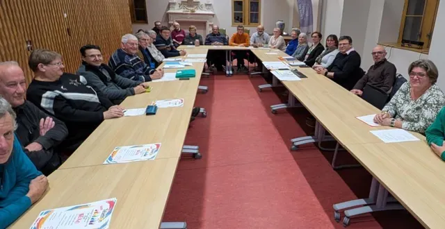 photo  une dizaine d’associations et la municipalité autour de la table afin de préparer la prochaine édition du téléthon.  &copy;  ouest-france 