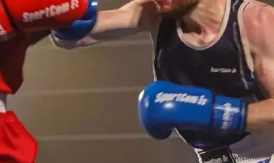 photo  charly ricou, à droite, des js coulaines boxe, lors d’un combat.  &copy;  jscoulanesboxe 