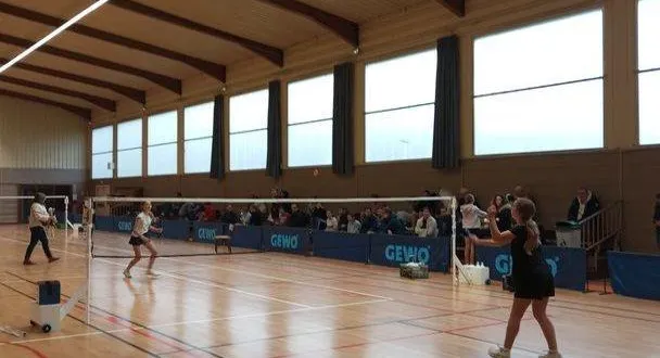 photo  le tournoi départemental des jeunes de badminton s’est déroulé dimanche 23 novembre, dans les deux salles de sport de bécon-les-granits (roche bleue et belle roche). il a rassemblé une centaine de joueurs du département issus de quinze clubs différents, dont 21 filles.  &copy;  co 