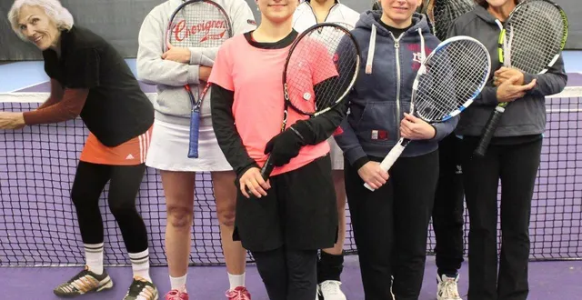 photo  l’équipe intergénérationnelle du club mamertin : au premier rang, de gauche à droite, eva et émilie ; derrière elles, maryse, tatiana, asuka, brigitte et véronique.  &copy;  le maine libre 