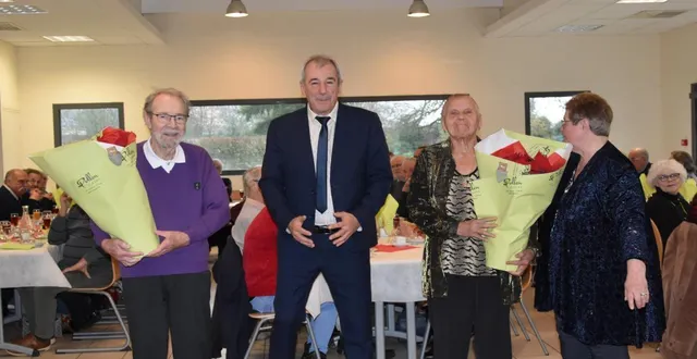 photo  nicole jouanneau, présidente de générations mouvement, accompagne la mise à l’honneur des deux habitants.  &copy;  le maine libre 