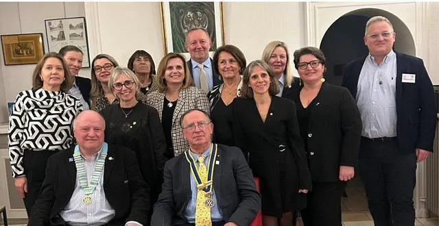 photo  le gouverneur et le groupe du rotary mayet sud-sarthe.  &copy;  le maine libre 