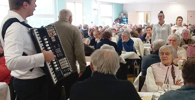 photo  un repas au son de l’accordéon de julien gourdin.  &copy;  municipalité de montval 