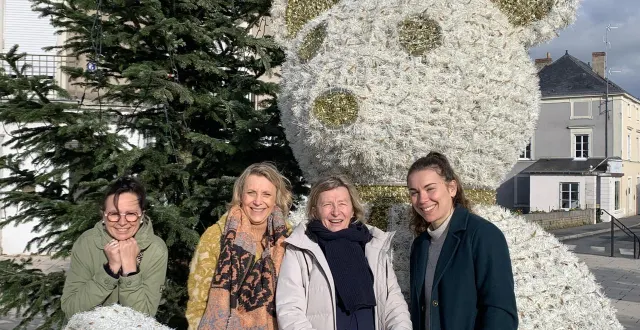 photo  de gauche à droite : florence gillier, chrystel deneux, coralie praizelin et valentine masserot réunies pour un mois commercial festif.  &copy;  ouest-france 