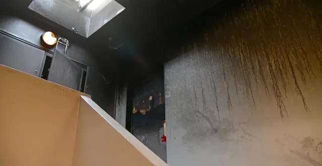 photo  le dernier étage de l’immeuble a été totalement noirci par l’incendie volontaire survenu mercredi soir 26 novembre 2025.  &copy;  co - marie delage 