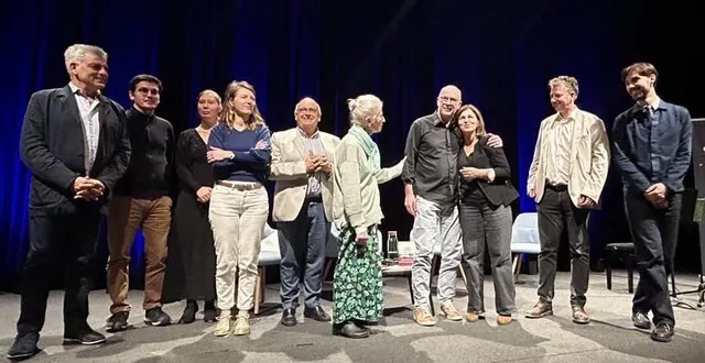 photo  le jury du prix littéraire guy-bedouelle a récompensé antoine choplin (au centre) pour son livre « la barque de masao ».  &copy;  uco 