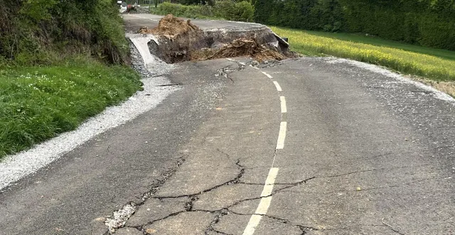 photo  la rd 136 entre ceton et nogent-le-rotrou est coupée à la circulation suite à son effondrement.  &copy;  le maine libre 