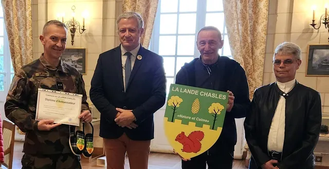 photo  la général baudet a reçu son diplôme d’ambassadeur... et une paire de charentaises.  &copy;  dr 