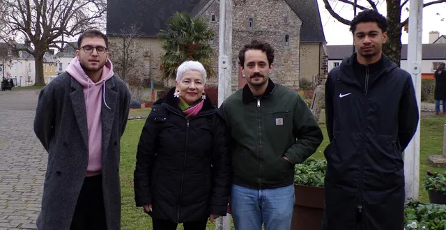 photo  l’équipe municipale et les agents prêts pour le marché de noël à changé.   &copy;  le maine libre 