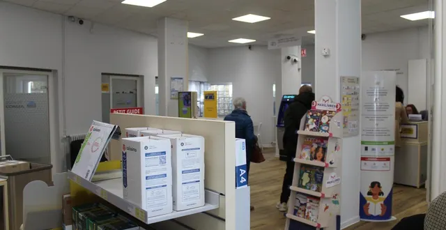 photo  le bureau de poste de la chasse royale est plus accueillant et lumineux. il offre davantage de services.  &copy;  le maine libre 