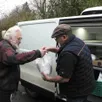photo « ces livraisons étaient importantes surtout pour les personnes âgées des villages. le camion ne passera plus et cela nous fragilisera encore plus », regrette yves, 80 ans, de thoiré-sous-contensor qui offre un petit cadeau de départ à didier lallier.