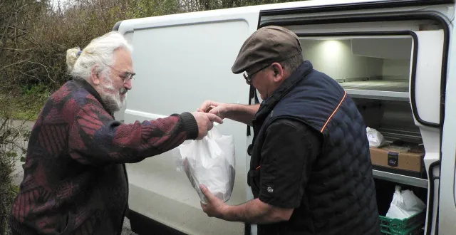 photo  « ces livraisons étaient importantes surtout pour les personnes âgées des villages. le camion ne passera plus et cela nous fragilisera encore plus », regrette yves, 80 ans, de thoiré-sous-contensor qui offre un petit cadeau de départ à didier lallier.  &copy;  ouest-france 