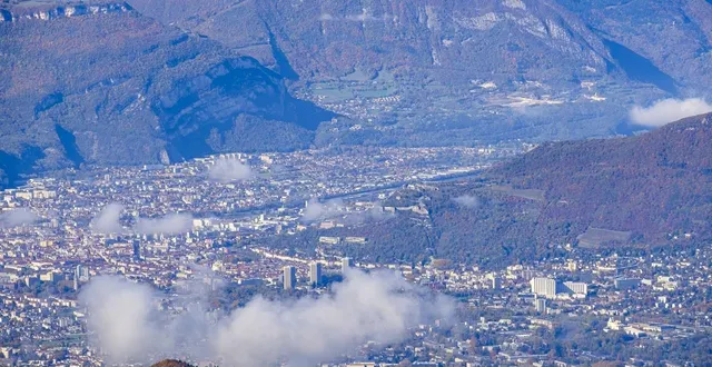 photo  un panorama de la ville de grenoble, mardi 25 novembre 2025.  &copy;  franck guiziou, hemis via afp 