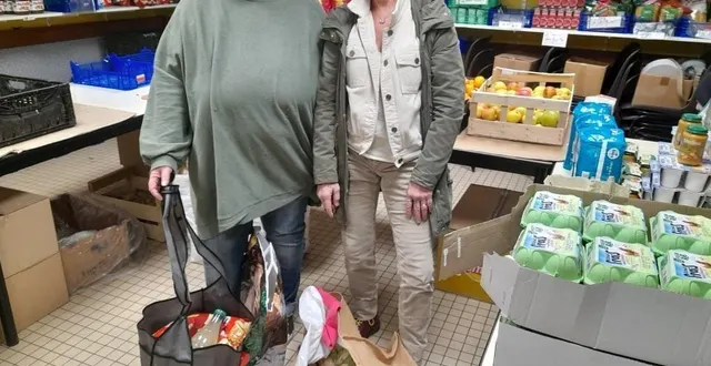 photo  béatrice boileau et claudine camelot, deux bénévoles parmi d’autres, préparent les paniers-repas de ce vendredi 28 novembre.  &copy;  co 